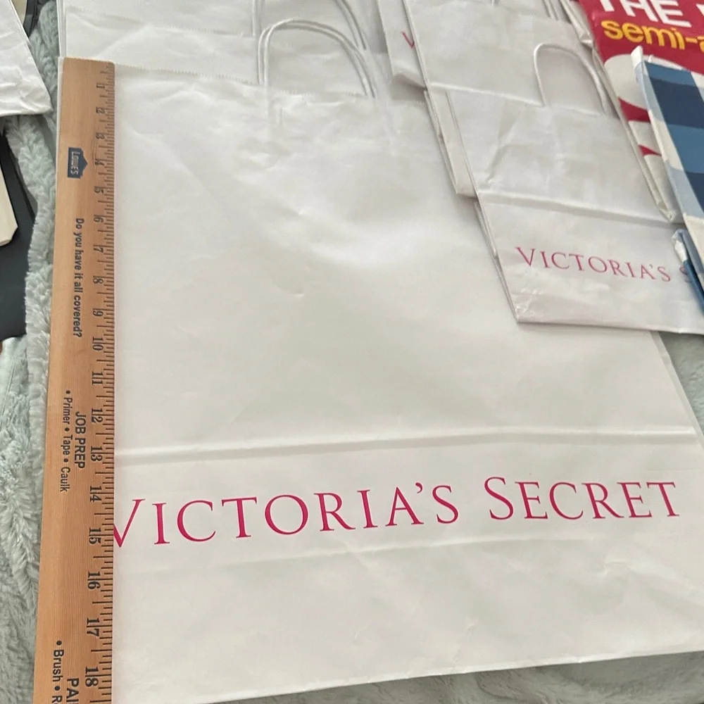 16 Empty Gift Bags: Victoria's Secret and Bath & Body Works. See pics for sizes.